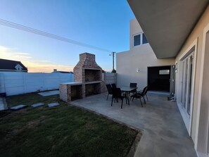 Outdoor dining - Embrace This Planet in our peaceful 3 bedroom home in Fisherhaven. (Fisherhaven)