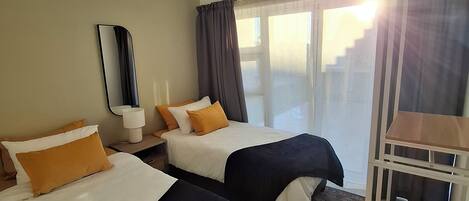 Tabla de planchar con plancha, wifi y ropa de cama