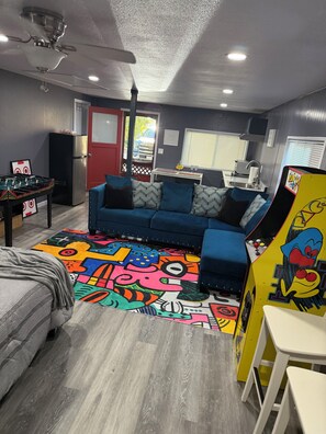 Games room - Cozy 1-bedroom apartment in serene Oroville with AC (Oroville)