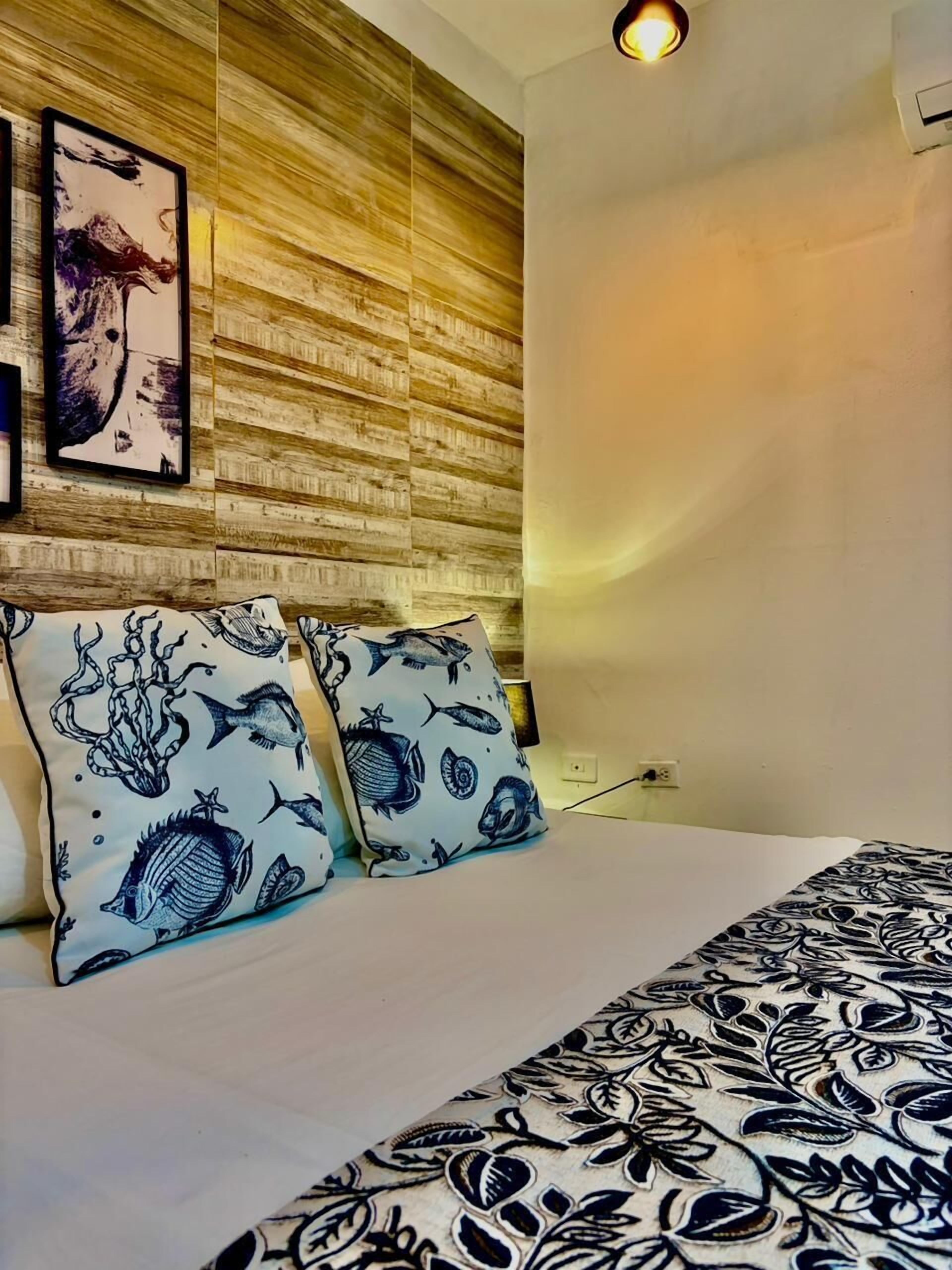 Standard Double Room | Desk, laptop workspace, soundproofing, iron/ironing board