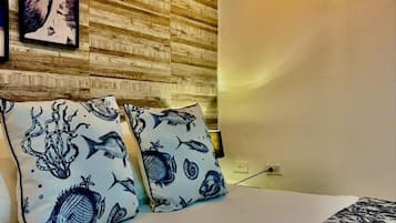 Escritorio y espacio para trabajar con laptop