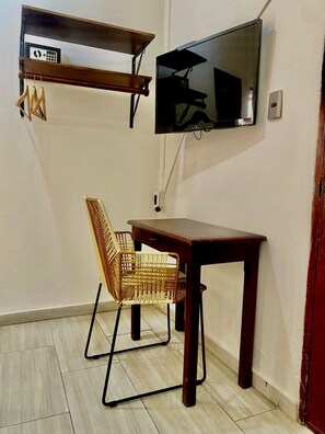 Standaard driepersoonskamer | Een bureau, een laptopwerkplek, een strijkplank/strijkijzer, gratis wifi