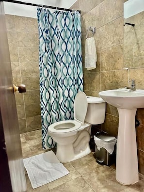 Shower, towels - Casa Centro Histórico Hotel (Cartagena)