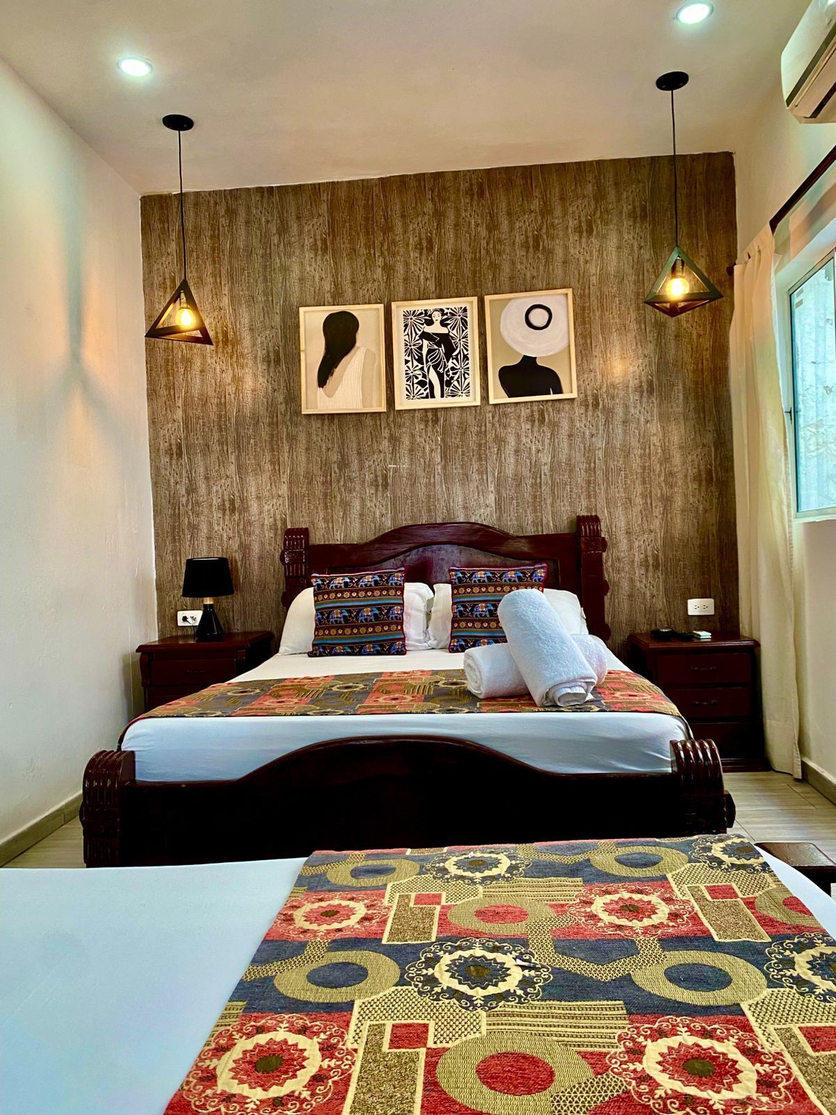 Tremannsrom – standard | Skrivebord, skrivebord for bærbar PC og strykejern/-brett