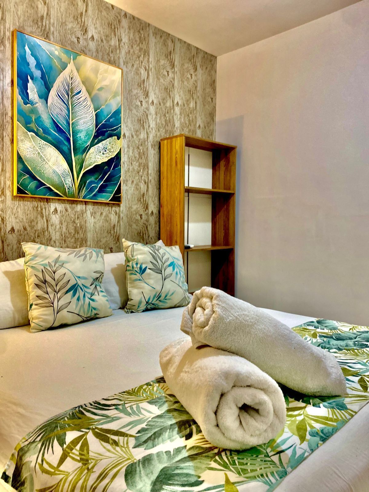 Standard Double Room | Meja, ruang kerja komputer riba, seterika/papan seterika, Wi-fi percuma 