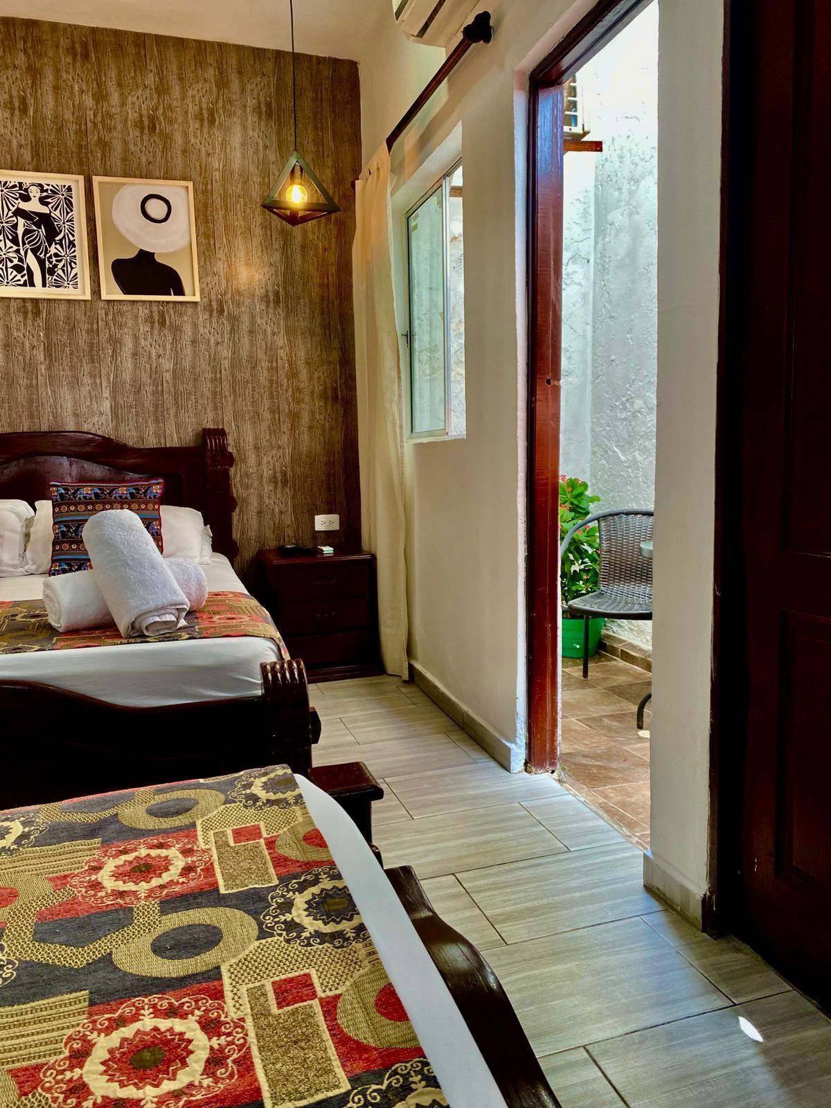 Tremannsrom – standard | Skrivebord, skrivebord for bærbar PC og strykejern/-brett