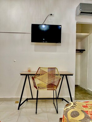 Standaard driepersoonskamer | Een bureau, een laptopwerkplek, een strijkplank/strijkijzer, gratis wifi