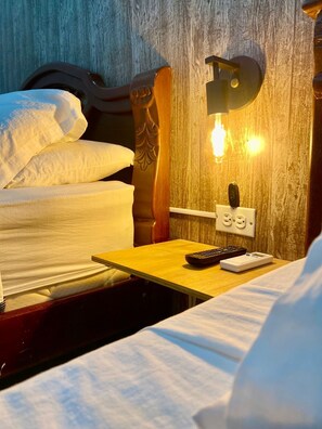 Standard Triple Room | Desk, laptop workspace, soundproofing, iron/ironing board - Casa Centro Histórico Hotel (Cartagena)