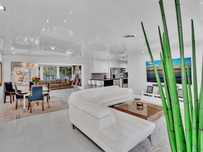 TV - Lighthouse Point Retreat:Heated Pool & 3 Ensuite Bedrooms with luxury mattresses (Lighthouse Point)