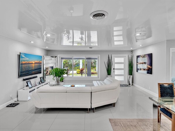 TV - Lighthouse Point Retreat:Heated Pool & 3 Ensuite Bedrooms with luxury mattresses (Lighthouse Point)
