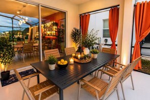 Outdoor dining - Beautiful 36-bedroom house in Kissimmee perfect for large groups (Kissimmee)