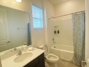 Shower, hair dryer, towels, soap - Beautiful 36-bedroom house in Kissimmee perfect for large groups (Kissimmee)