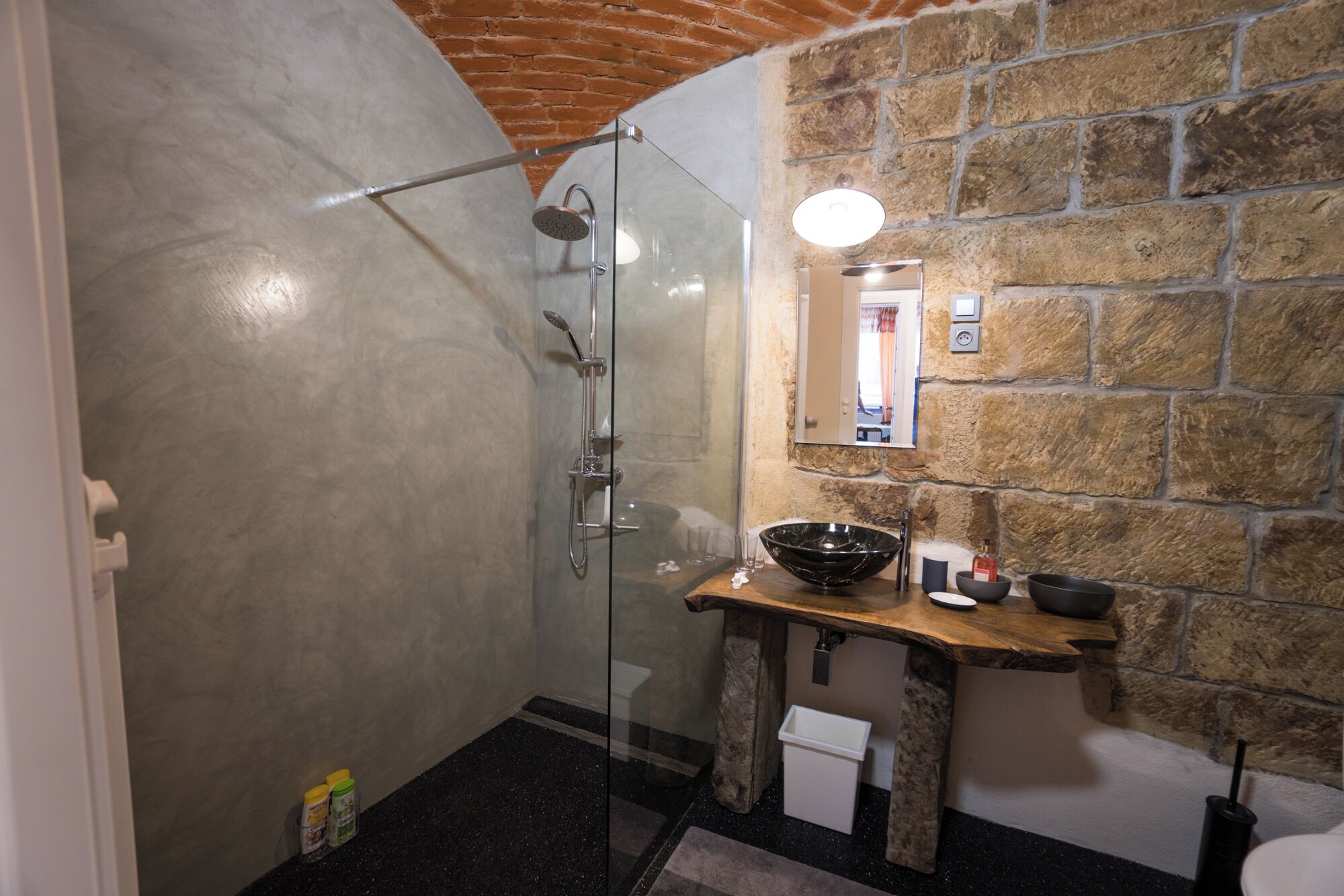 Bruser, hårtørrer, håndklæder, Sæbe