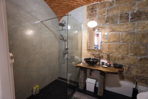 Bruser, hårtørrer, håndklæder, Sæbe