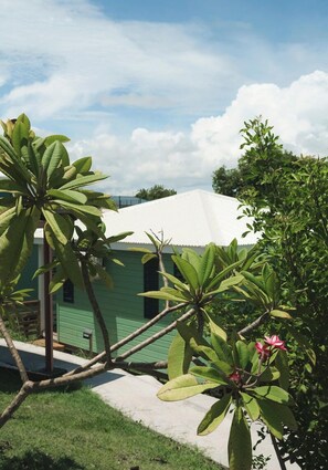 Property grounds - Les Pilotis Cozy 1-bedroom bungalow in lovely Saint-François with AC (Saint-François)