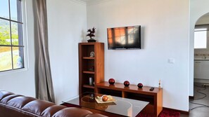 Living area - Golden Horizon House (Canhas)