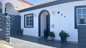 Exterior detail - Golden Horizon House (Canhas)