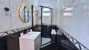 Shower, hair dryer, towels, soap - Golden Horizon House By Sam Houses (Canhas)