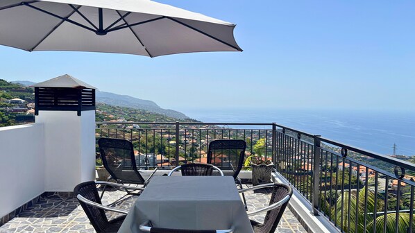 Outdoor dining - Golden Horizon House (Canhas)