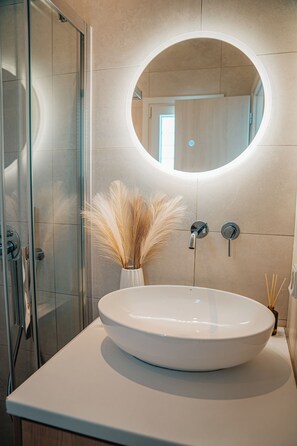 Shower, hair dryer, bidet, towels - Private Villa with Mini Pool, Garden & Parking (Paros)