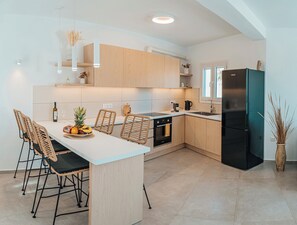 Private kitchen - Private Villa with Mini Pool, Garden & Parking (Paros)