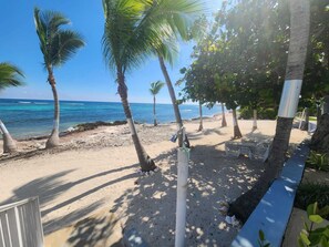 Sun-loungers, beach towels - Seaside Escape in Bodden Town 3BR + Pool (Bodden Town)