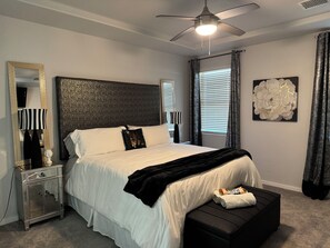 3 bedrooms, in-room safe, iron/ironing board, travel cot - Beautiful 3-bedroom house with hot tub off Country Club Ave in Westside El Paso! (Santa Teresa)