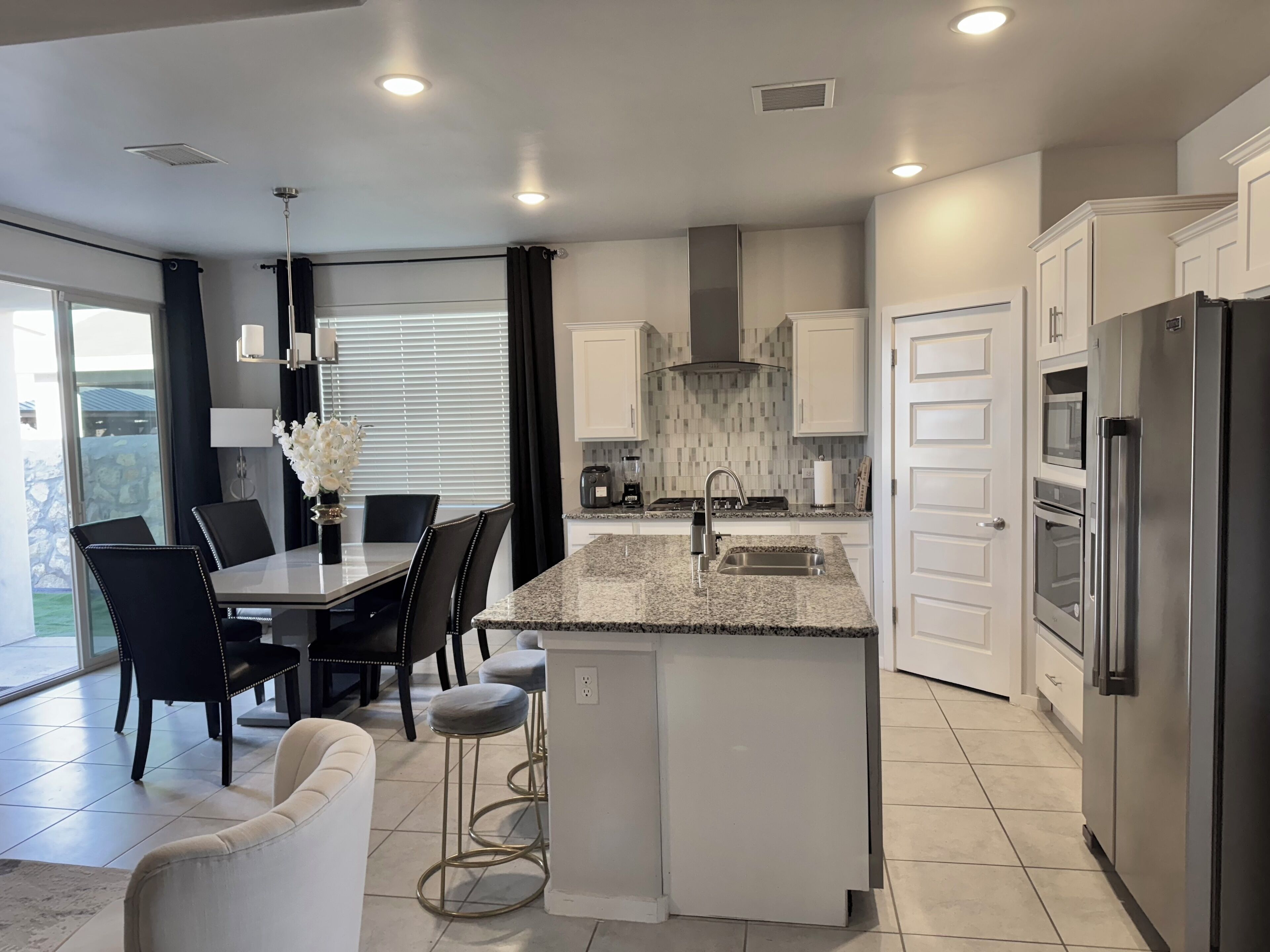 Mikrobølgeovn, ovn, kokeplater og oppvaskmaskin