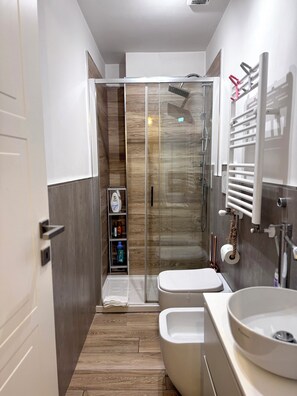 Doccia, asciugacapelli, bidet, asciugamani