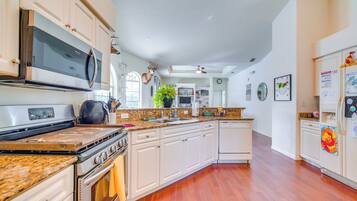 Kjøleskap, mikrobølgeovn, kokeplater og oppvaskmaskin