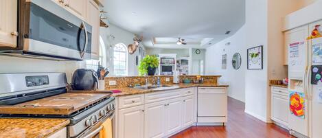 Kjøleskap, mikrobølgeovn, kokeplater og oppvaskmaskin