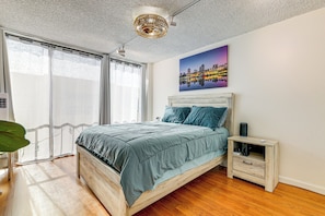1 bedroom, Internet, bed sheets - 1 Mi to Shoreline Village: Chic Long Beach Apt (Long Beach)