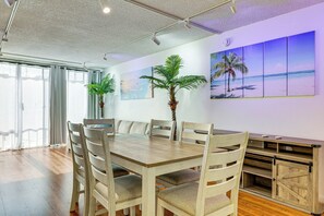 Dining - 1 Mi to Shoreline Village: Chic Long Beach Apt (Long Beach)