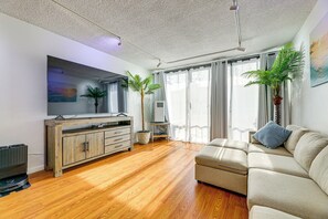 TV - 1 Mi to Shoreline Village: Chic Long Beach Apt (Long Beach)