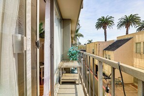 Property grounds - 1 Mi to Shoreline Village: Chic Long Beach Apt (Long Beach)