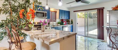 Kjøleskap, mikrobølgeovn, kokeplater og oppvaskmaskin