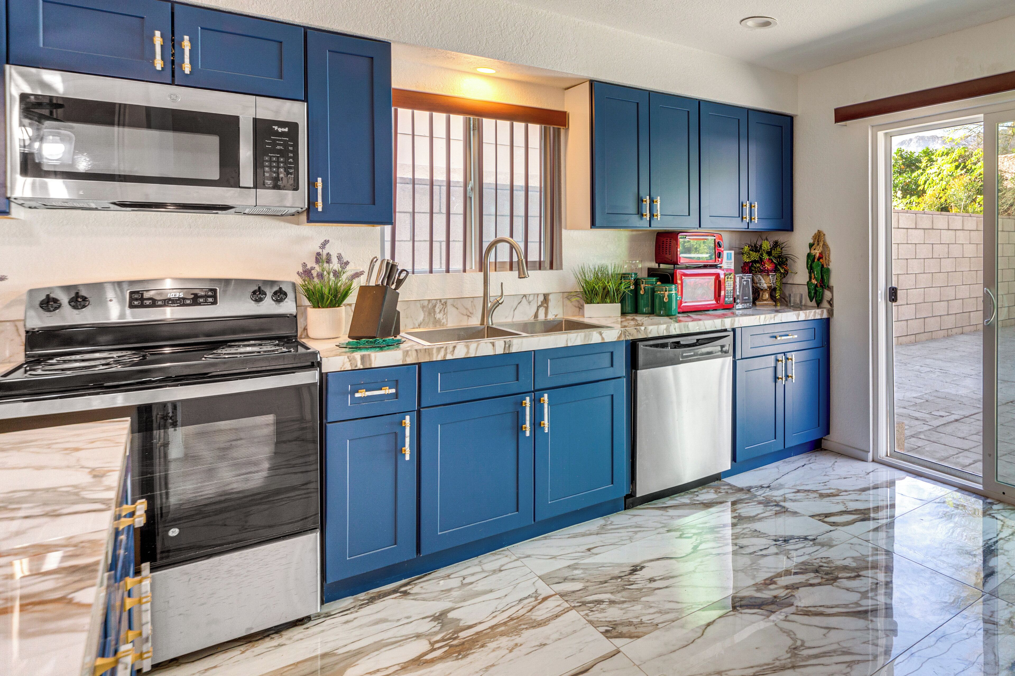 Réfrigérateur, micro-ondes, plaque de cuisson, lave-vaisselle