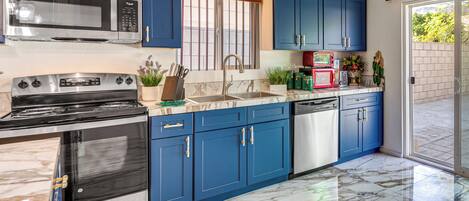 Kjøleskap, mikrobølgeovn, kokeplater og oppvaskmaskin