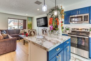 Fridge, microwave, stovetop, dishwasher - 2 Mi to Old Town! Coachella Valley Snowbird Escape (La Quinta)