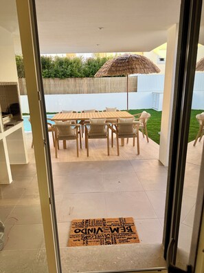 Outdoor dining - *NEW* Charneca Sunrise, luxury villa close to Lisbon & Beach (Charneca de Caparica)