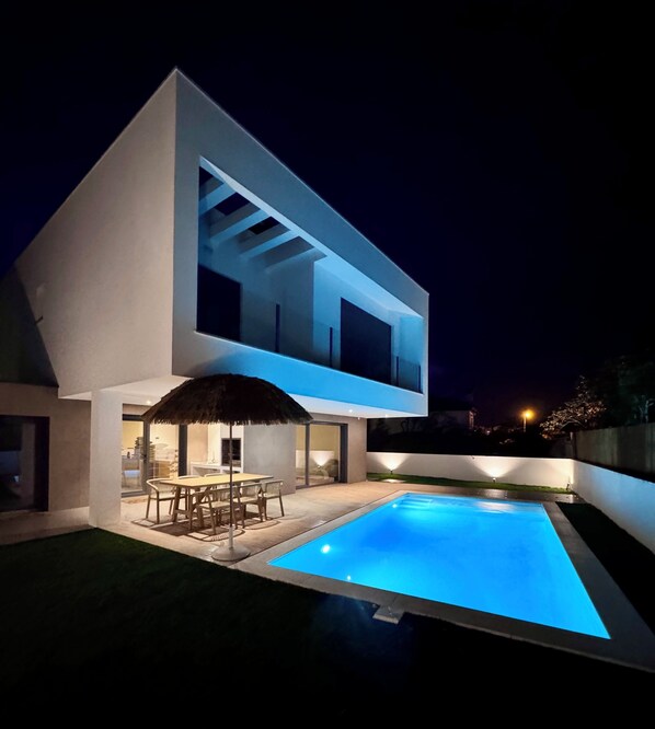 Outdoor pool - *NEW* Charneca Sunrise, luxury villa close to Lisbon & Beach (Charneca de Caparica)