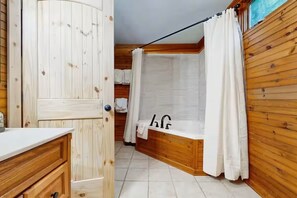 Jetted bath, hair dryer, towels, soap - Creek Song Hideaway - 3 Bedroom Home surrounded by the Smokey Mountains (Sevierville)