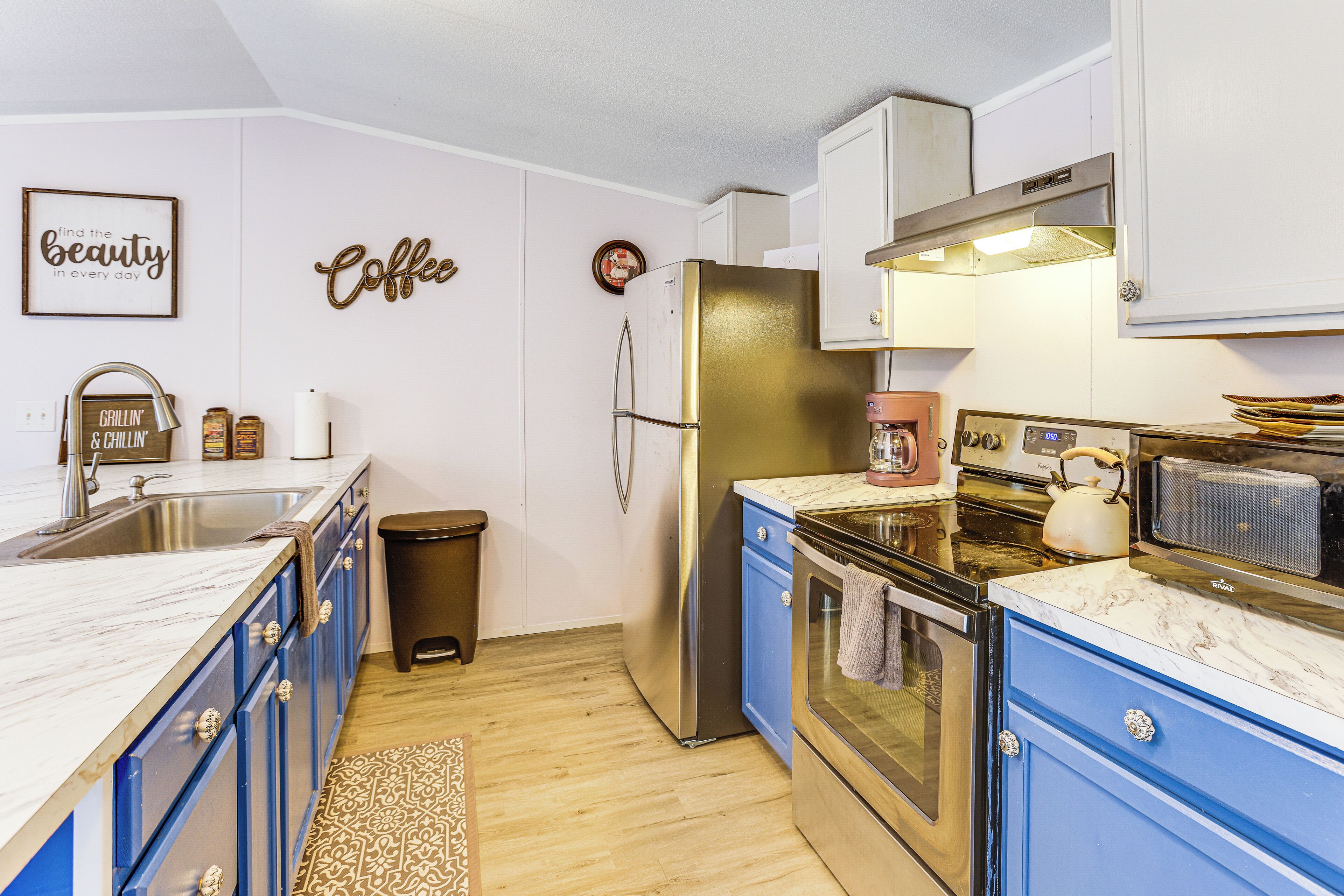 Réfrigérateur, micro-ondes, plaque de cuisson, cafetière/bouilloire