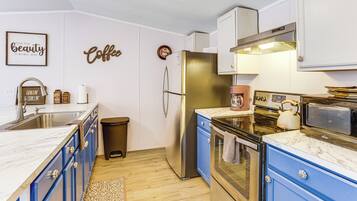 Réfrigérateur, micro-ondes, plaque de cuisson, cafetière/bouilloire