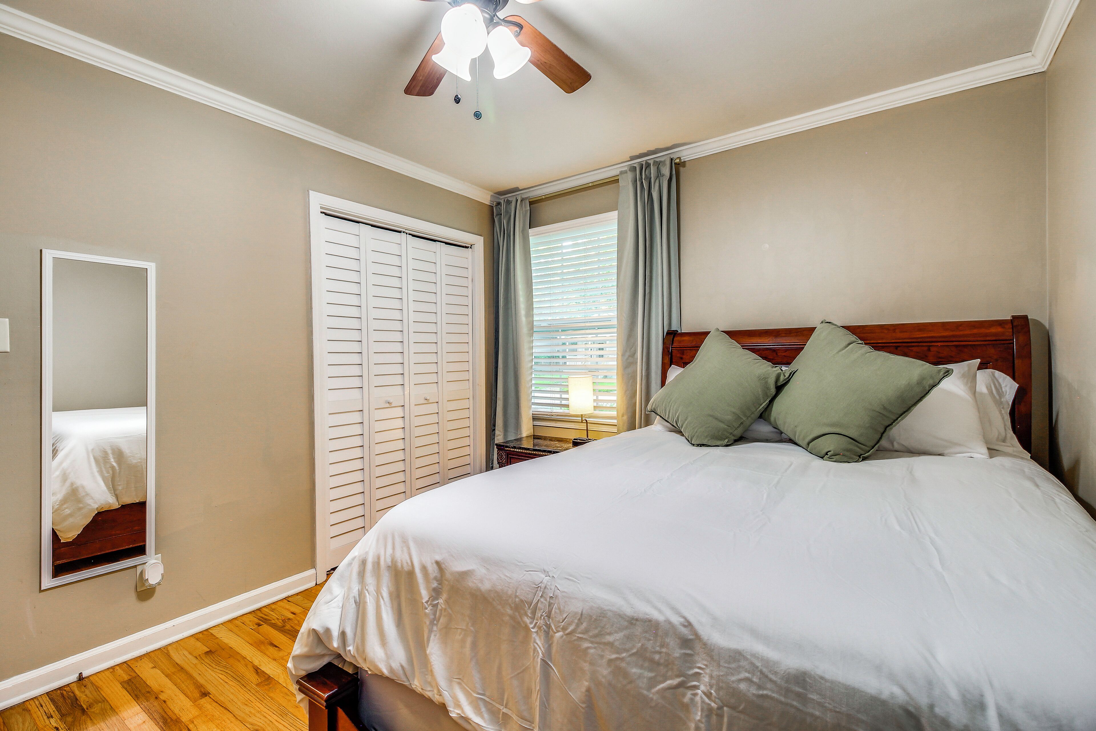 3 bedrooms, iron/ironing board, internet, bed sheets
