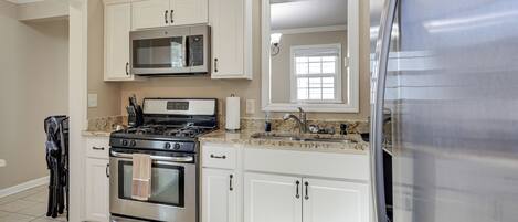 Frigorífico, microondas, cafetera o tetera y utensilios de cocina