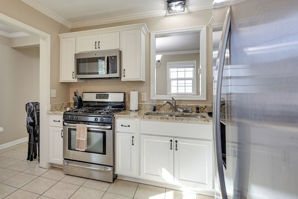 Fridge, microwave, coffee/tea maker, cookware/dishes/utensils - 2 Mi to Downtown Savannah: Historic Home! (Savannah)