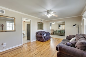 TV - 2 Mi to Downtown Savannah: Historic Home! (Savannah)
