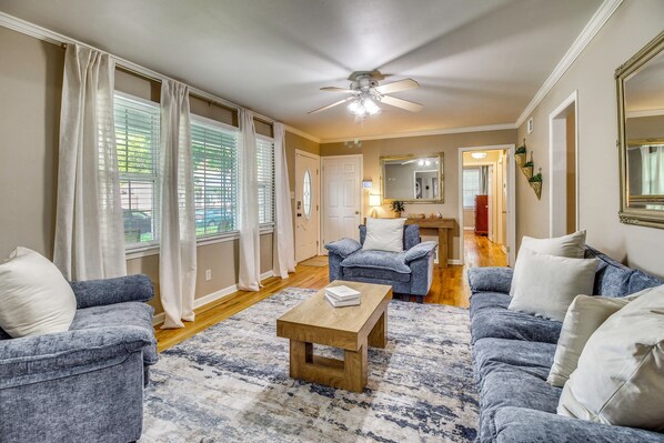 A living room with a ceiling fan, a coffee table, and two sofas with cushions. - 2 Mi to Downtown Savannah: Historic Home! (Savannah)
