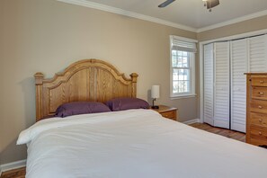 3 bedrooms, iron/ironing board, Internet, bed sheets - 2 Mi to Downtown Savannah: Historic Home! (Savannah)